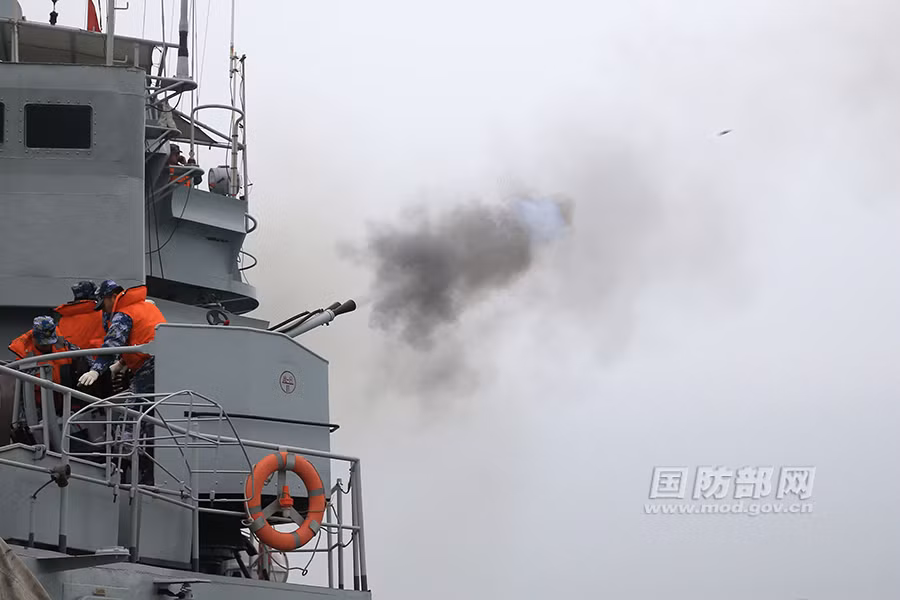 Cùng các bệ pháo phòng không 37mm có thể hạ nòng bắn thẳng các mục tiêu ven bờ hoặc trên biển.