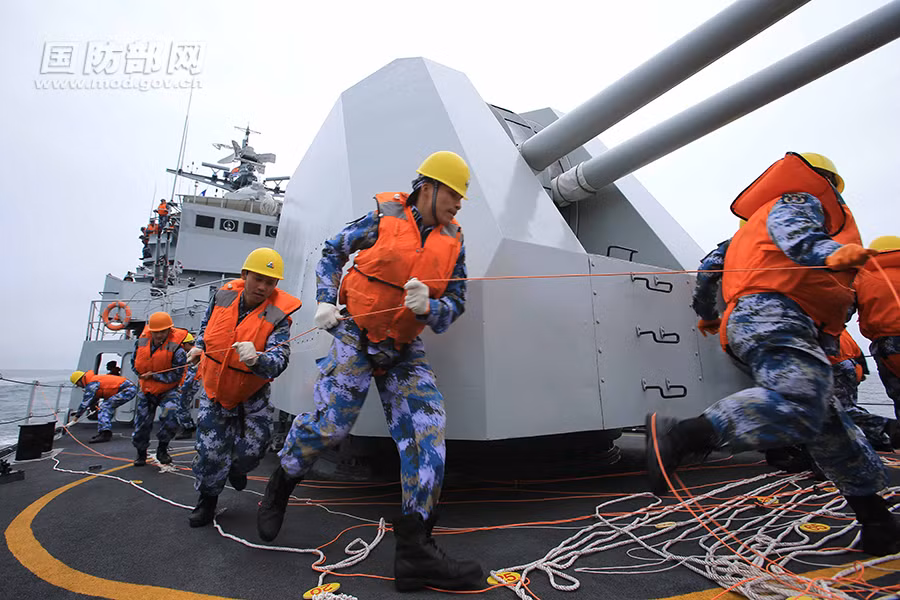 Ảnh lính Trung Quốc diễn tập trên tàu hộ vệ loại Type 053H.