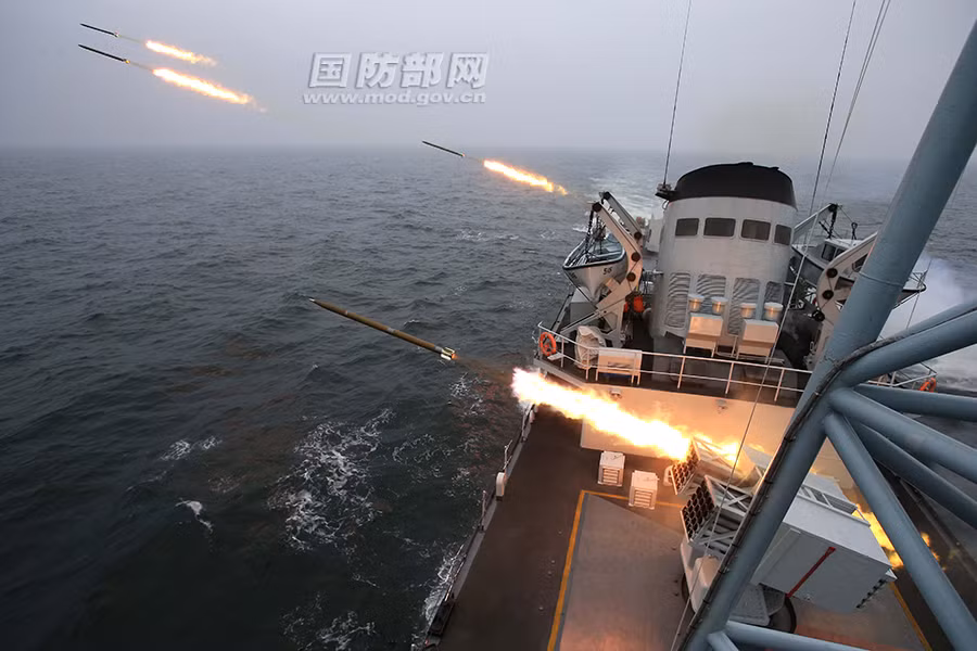 Báo mạng Sina mới đây đăng tải loạt ảnh về hoạt động tập trận đổ bộ đường biển của Hải quân Trung Quốc. Đáng lưu ý trong loạt ảnh này có sự xuất hiện của các giàn phóng pháo phản lực trên một tàu chiến đang khai hỏa về hướng mục tiêu giả định.