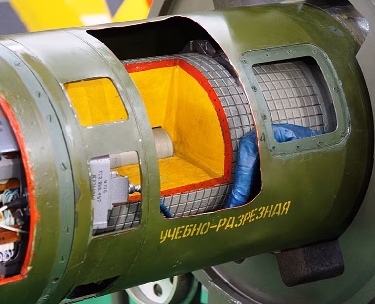 Sau đầu dò là nơi đặt phần chiến đấu nổ phá mảnh nặng 59kg với ngòi nổ chạm và cận đích.