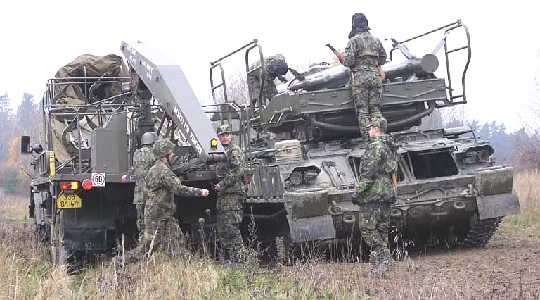 Xe tiếp đạn 2T7 đang đưa đạn vào bệ phóng 2P25 TEL.