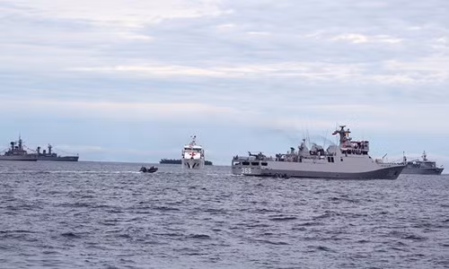 Ba tàu chỉ huy mang số hiệu 368, 811 và 823 của nước chủ nhà đã đưa Tổng thống Indonesia, Tư lệnh Hải quân và Tùy viên quốc phòng các nước duyệt đội hình tàu tại Cảng Padang. Lễ duyệt binh tàu còn có chương trình bay biểu diễn của các loại máy bay như máy bay tuần thám biển, trực thăng, cùng các chương trình biểu diễn khác của Hải quân nước chủ nhà... Ảnh: Tàu 386 chở Tổng thống Indonesia duyệt qua Tàu Bệnh viện 561.