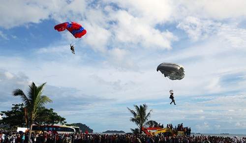 Trong ngày 12/4 cũng diễn ra một số hoạt động trong khuôn khổ giai đoạn diễn tập tại bến như: Hội thảo chuyên gia và Diễn tập chỉ huy tham mưu về gìn giữ hòa bình trên biển và cứu trợ nhân đạo, giảm nhẹ thiên tai; diễu hành đường phố; biểu diễn văn nghệ tại bờ biển thuộc thành phố Padang. Ảnh: Biểu diễn nhảy dù trong buổi diễu hành đường phố.