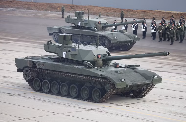 Nổi bật nhất trong số vũ khí “khủng” duyệt binh vẫn là xe tăng chủ lực T-14 Armata.