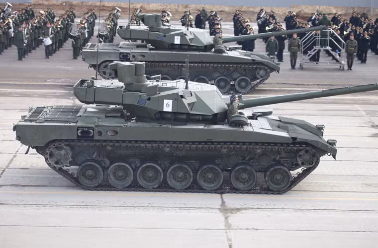 Xe tăng T-14 Armata xuất hiện trong hoạt động huấn luyện duyệt binh không có tấm giáp che xích, vẫn sử dụng tháp pháo kiểu cũ với nòng pháo 125mm, chưa có nòng 152mm như lời đồn.