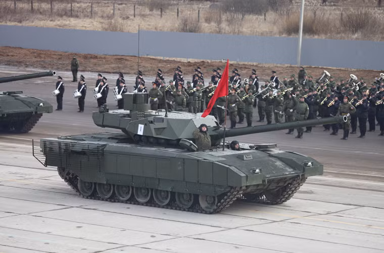 Nhiếp ảnh gia Vitaly Kuzmin có mặt ở thao trường Albino đã chụp được những bức ảnh quý giá đầu tiên về hoạt động tập dượt chuẩn bị cho cuộc duyệt binh 9/5 tới đây kỷ niệm 71 năm chiến thắng phát xít. Bộ ảnh của Kuzmin đã cho chúng ta thấy một số các loại vũ khí tối tân mà Nga sẽ tung ra trong ngày 9/5/2016.