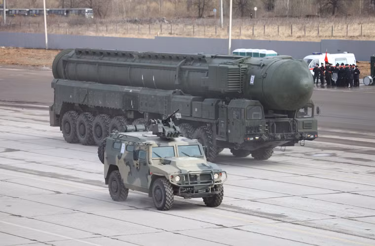 Xe bọc thép hạng nhẹ AMN 233114 Tigr-M với tháp pháo điều khiển tự động Arbalet-DM xuất hiện cạnh xe phóng tự hành 15U175M của tổ hợp tên lửa đạn đạo liên lục địa RS-24 Yars.