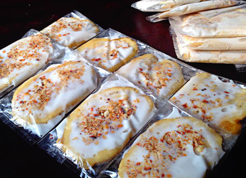 Hỗn hợp kem cần để lạnh tối thiểu 4h, sau đó bạn mới có thể trộn mứt trái cây, trái cây tươi cắt nhỏ, vụn sô cô la.