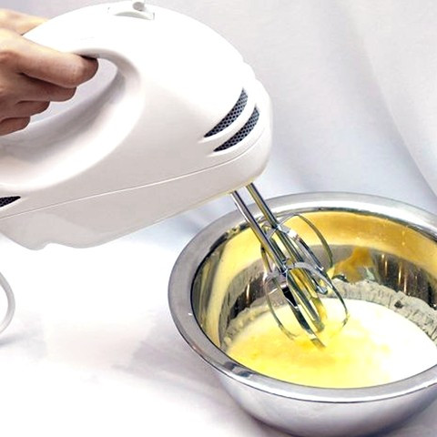 Dụng cụ quan trọng nhất để làm kem ngon ở nhà là máy đánh trứng và phới dẹt. Trong khi máy đánh trứng giúp đánh bông các nguyên liệu thì phới dẹt giúp bạn vét sạch âu đựng, tránh lãng phí.