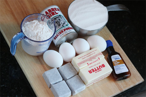 Công thức kem có trứng thường dùng hỗn hợp kem được nấu từ trứng, sữa, đường. Tỷ lệ trứng sữa hợp lý là 2-5 quả trứng cho 1 lít hỗn hợp kem. Các loại kem như kem Vani, kem chocolate, kem bạc hà nên sử dụng nhiều lòng đỏ, còn các loại kem trái cây thì nên sử dụng ít hơn để giữ được màu của trái cây.