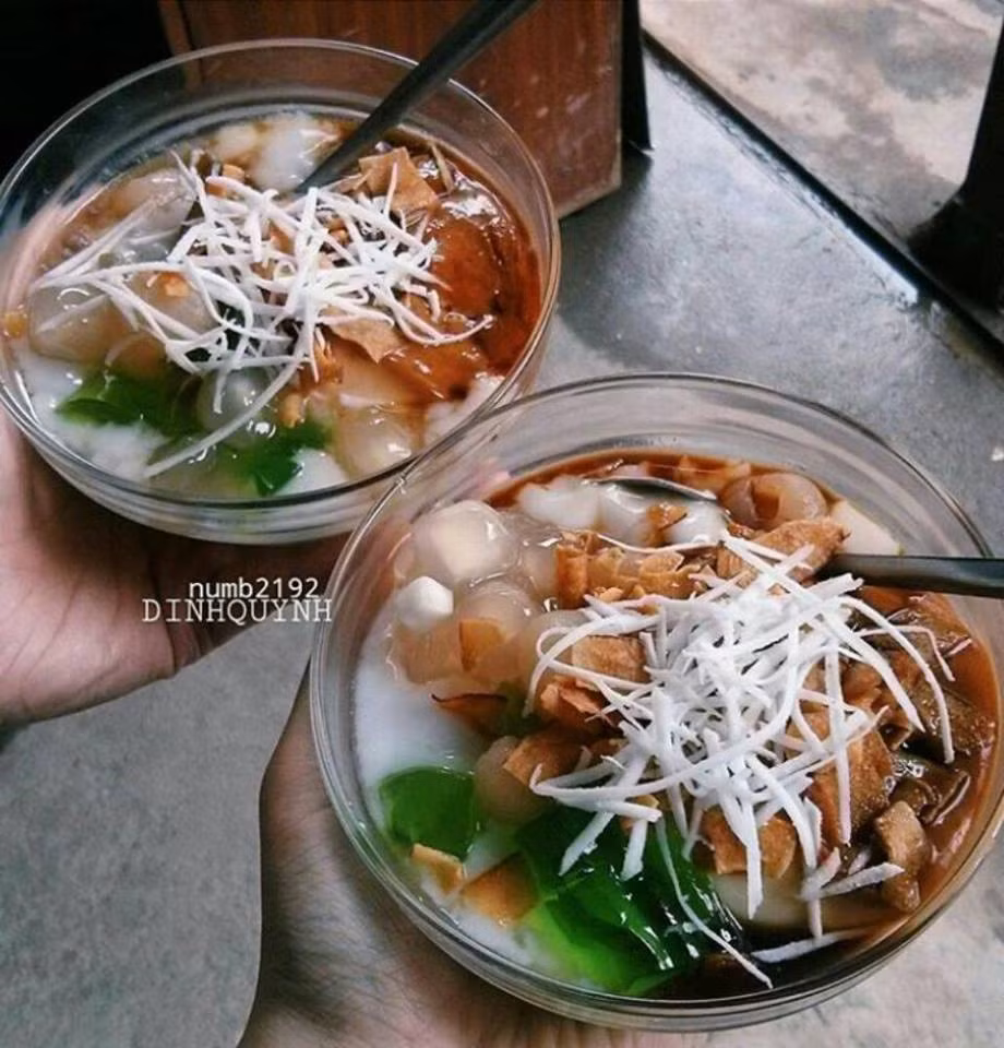 Quán Caramel Kim Oanh ở số 10 ngõ 377 Cầu Giấy nổi tiếng với món caramel thập cẩm. Mỗi phần caramel thập cẩm với đầy đủ các loại thạch, dừa tươi, dừa khô được bán với giá 15 nghìn đồng. 