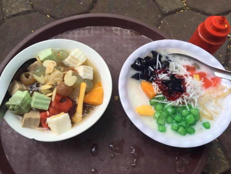 Nếu là một tín đồ của chè khúc bạch, bạn có thể tìm thấy món chè này ở quán chè Bun số 1E Trần Quốc Hoàn. Giá mỗi bát chè ở đây là 25 nghìn đồng.