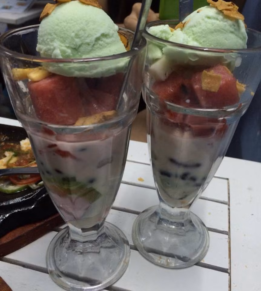 Chè mix mix Subin ở số 221 Trần Quốc Hoàn được nhiều sinh viên yêu thích vì giá cả phải chăng. Giá mỗi cốc chè kết hợp nhiều nguyên liệu như chè, hoa quả tươi và kem có giá 18 nghìn đồng. 