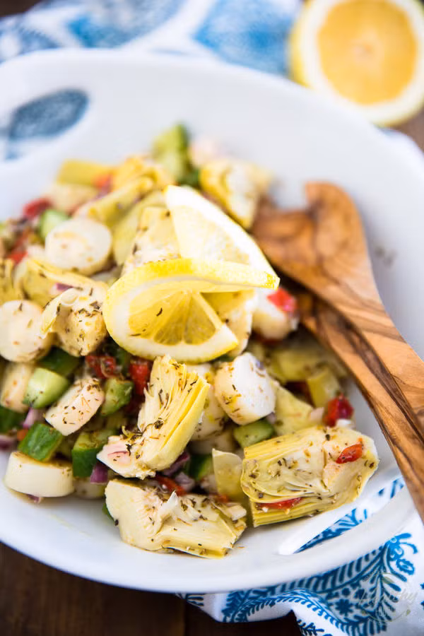 Salad atiso: Bằng các nguyên liệu như bông atiso, dưa chuột, ớt chuông, hành tây bạn đã có thể làm món salad atiso theo phong cách Địa Trung Hải rất tốt cho sức khỏe ngày hè. Thái nhỏ các nguyên liệu này rồi trộn với dầu ô liu, rau oregano khô, muối Himalaya và nước cốt nửa quả chanh và để trong tủ lạnh khoảng một giờ là hoàn thành. 