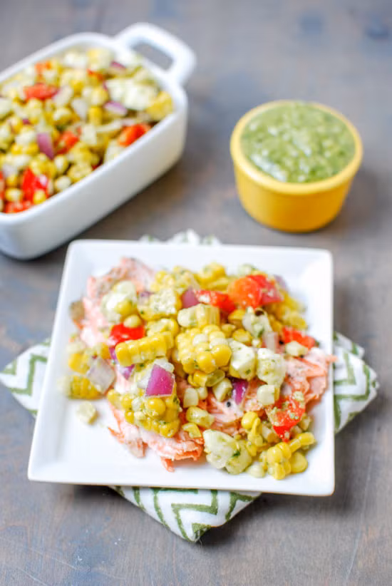 Salad Pesto ngô: Nguyên liệu của món này rất dễ kiếm trong ngày hè bao gồm 4 bắp ngô tươi luộc chín, nửa chén hành tây đỏ thái hạt lựu, nửa chén ớt chuông đỏ thái hạt lựu, nửa chén phô mai mozzarella thái nhỏ, 1/4 chén sốt pesto. Trộn tất cả các nguyên liệu kể trên rồi thêm muối và hạt tiêu cho vừa ăn rồi để vào tủ lạnh 30 phút là bạn đã có một món salad mát lạnh.