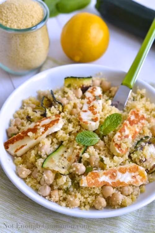 Salad couscous: Couscous trông giống như gạo nhưng thực ra nó là một loại pasta có xuất xứ từ Bắc Phi. Để làm món này, bạn đem hấp chín couscous, áp chảo bí ngồi thái miếng, luộc đậu gà. Cho các nguyên liệu kể trên vào chảo trộn đều với vài thìa dầu oliu, nước cốt của nửa quả chanh, 1 tép tỏi băm nhỏ và vài lá bạc hà tươi thái nhỏ là bạn đã có món salad mùa hè cực ngon.