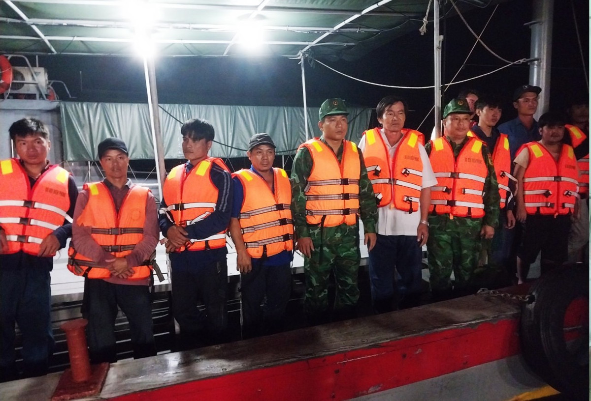 Quang Binh: Xuyen dem ung cuu 10 thuyen vien cung tau ca bi chim-Hinh-2