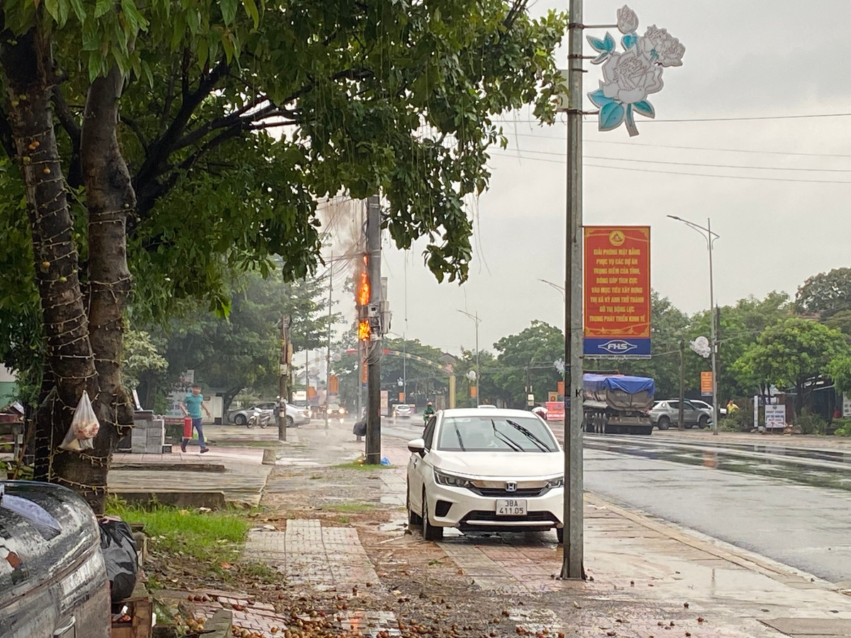 Ha Tinh: Tru dien phat hoa chay ngun ngut duoi troi mua lon-Hinh-2