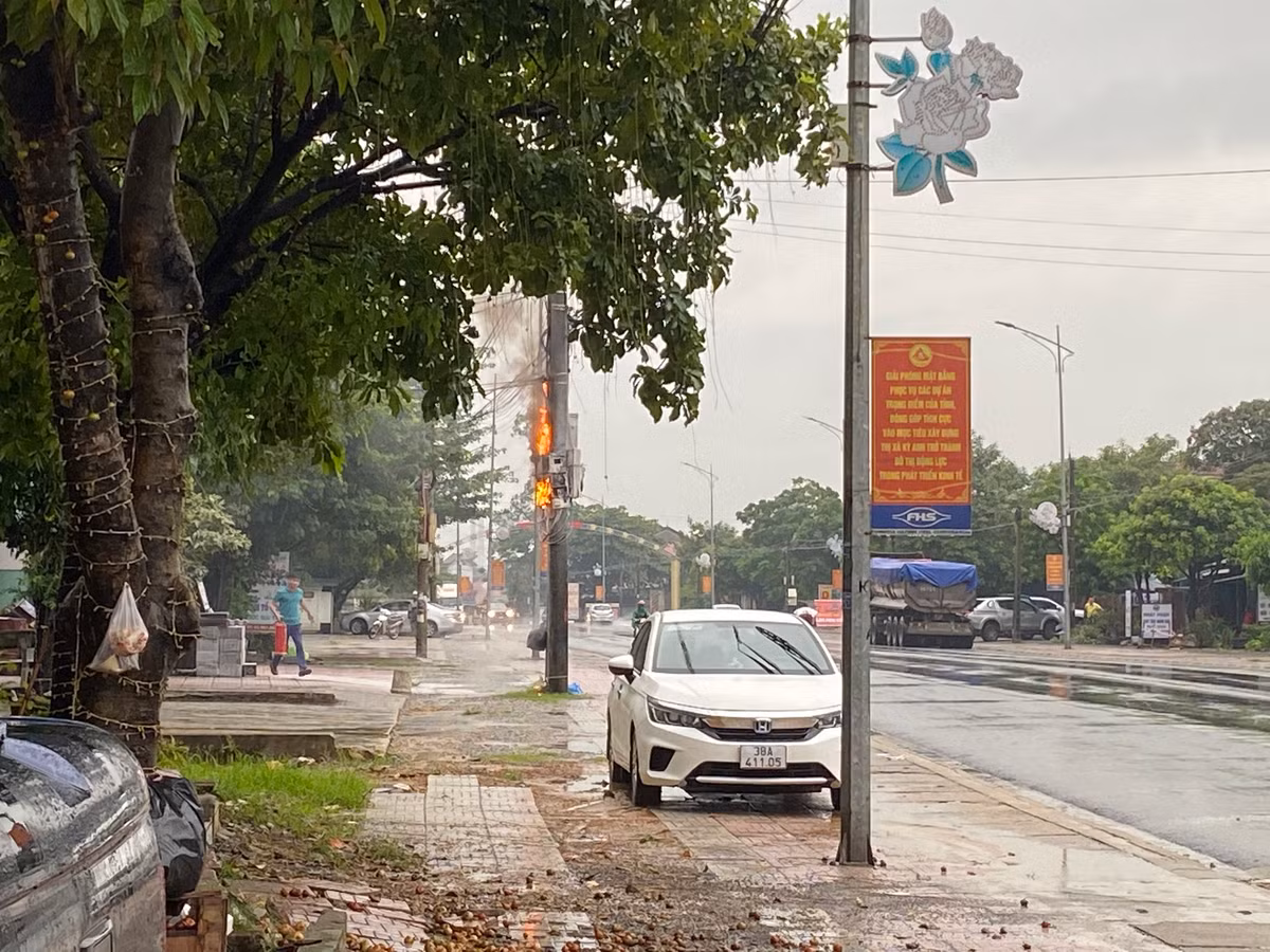 Hà Tĩnh: Trụ điện phát hoả cháy ngùn ngụt dưới trời mưa lớn - Hình 2 Ha Tinh: Tru dien phat hoa chay ngun ngut duoi troi mua lon-Hinh-2