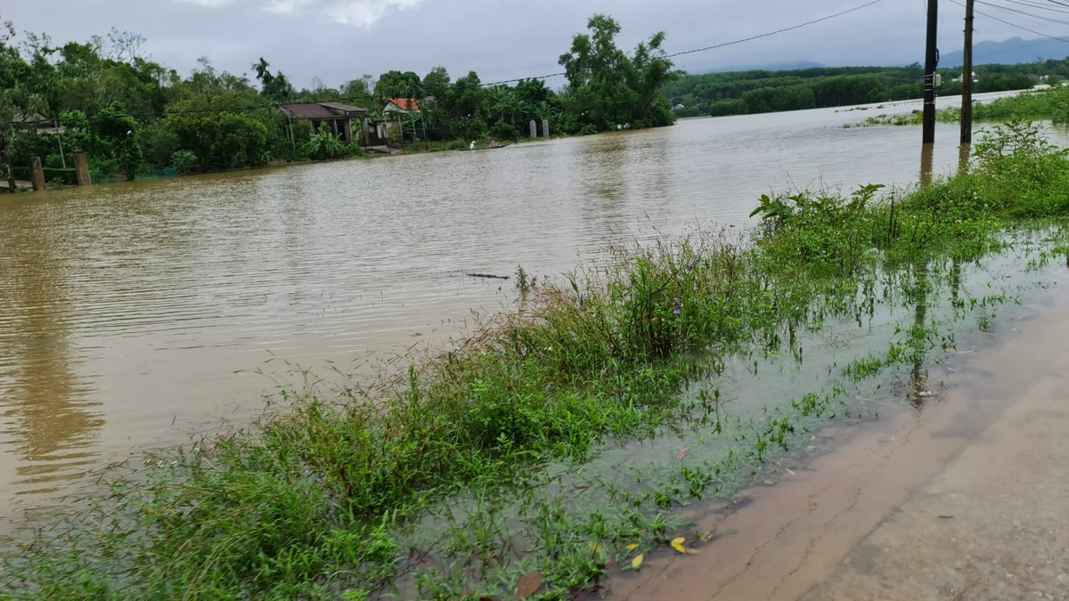 Cụ thể tại huyện Phong Điền, đường liên thôn các xã Phong Bình, Phong Hòa, Phong Mỹ bị ngập úng từ 0,25 -0,3m. Các xã Phong An, Phong Thu, Phong Sơn... cũng xảy ra ngập lụt tại các cầu, tràn, đường giao thông. Lực lượng chức năng đã tiến hành cắm biển cảnh báo khu vực nguy hiểm.