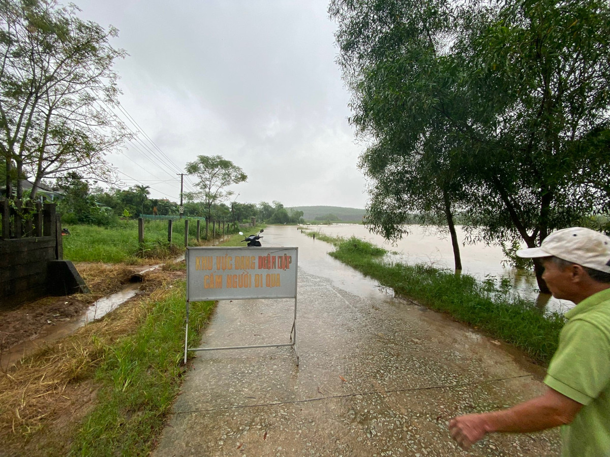 Ông Nguyễn Đình Bách, Chủ tịch UBND huyện Phong Điền cho biết, huyện đã sẵn sàng các phương án để ứng phó với mưa lũ, đến thời điểm hiện tại chưa tiến hành di dời dân. Lãnh đạo Điện lực Phong Điền cho biết, mưa lớn, sét vào đêm 10/10 gây nên sự cố lưới điện trên địa bàn. Hiện có khoảng 7.000 khách hàng không có điện, đơn vị đang tập trung lực lượng để khắc phục sự cố.