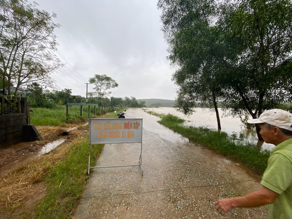 Ông Nguyễn Đình Bách, Chủ tịch UBND huyện Phong Điền cho biết, huyện đã sẵn sàng các phương án để ứng phó với mưa lũ, đến thời điểm hiện tại chưa tiến hành di dời dân. Lãnh đạo Điện lực Phong Điền cho biết, mưa lớn, sét vào đêm 10/10 gây nên sự cố lưới điện trên địa bàn. Hiện có khoảng 7.000 khách hàng không có điện, đơn vị đang tập trung lực lượng để khắc phục sự cố.