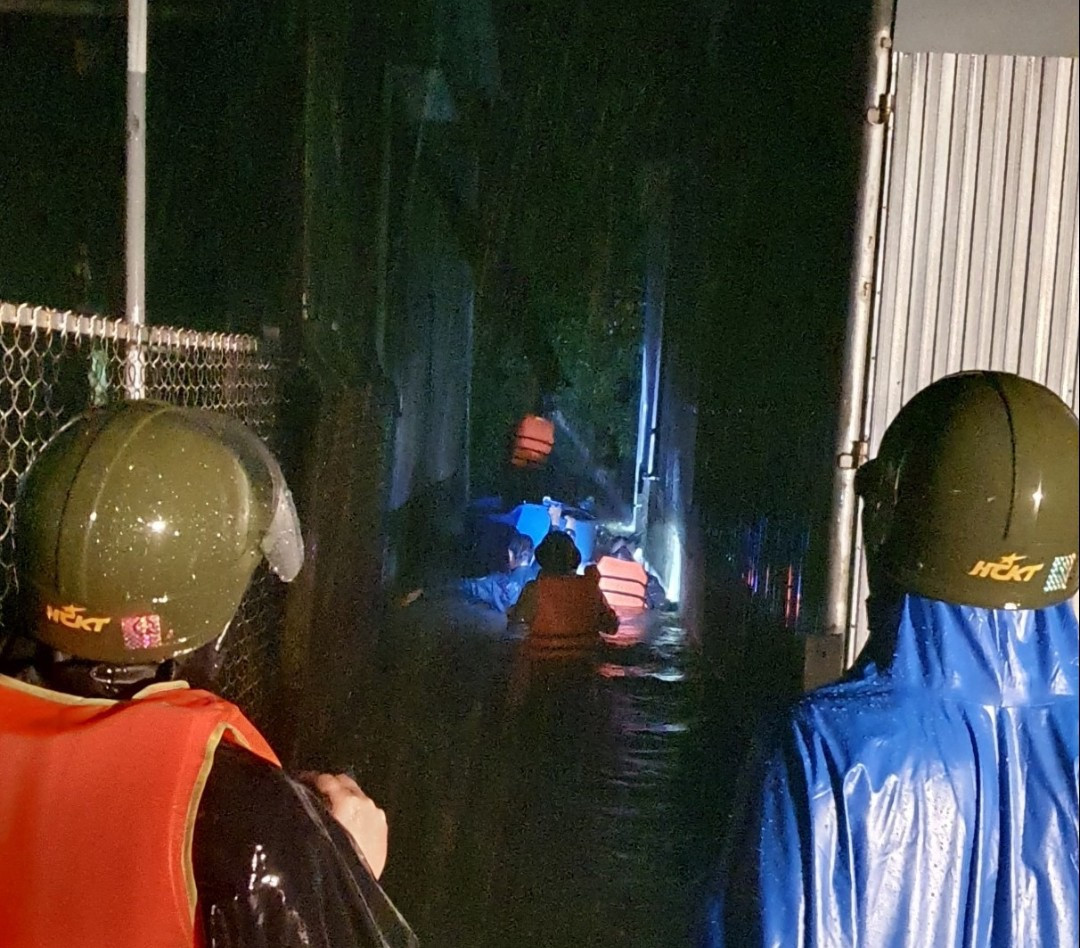 Theo Văn phòng Ban Chỉ huy Phòng chống thiên tai và Tìm kiếm cứu nạn tỉnh Thừa Thiên Huế, lượng mưa đo được từ 19h ngày 10/10 đến 7h ngày 11/10 tại các trạm phổ biến từ 62-286mm, một số trạm cao hơn như Quảng Phú, huyện Quảng Điền 473mm. Lượng mưa xảy ra chủ yếu ở khu vực đồng bằng, ven biển. Trong 3-6 giờ tới, tình trạng ngập lụt trên diện rộng tiếp tục diễn ra tại các vùng trũng thấp ven sông suối và các khu đô thị. Độ sâu ngập lớn nhất có nơi từ 0.5-0.8m…