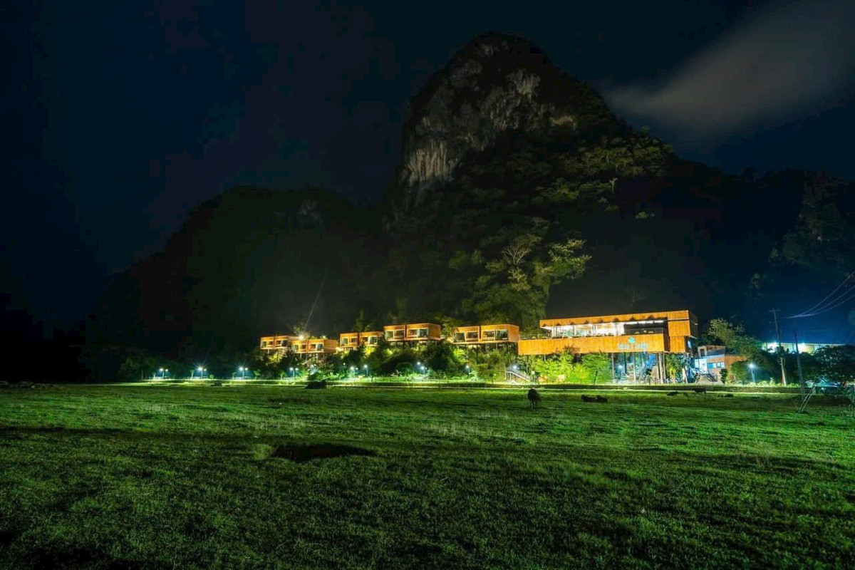 Từ một vùng được xem là “rốn lũ” Tân Hoá trở thành trung tâm du lịch của Quảng Bình, nhiều năm qua, Công ty Du lịch Chua Me Đất (Oxalis) cùng với chính quyền xã Tân Hóa, huyện Minh Hóa, Sở Du lịch Quảng Bình xây dựng chiến lược phát triển từng bước vững chắc cho Tân Hóa: Từ việc đưa người dân địa phương tham gia vào hoạt động du lịch đến việc từng bước đưa người dân làm chủ các dịch vụ mà họ cung cấp cho du khách.