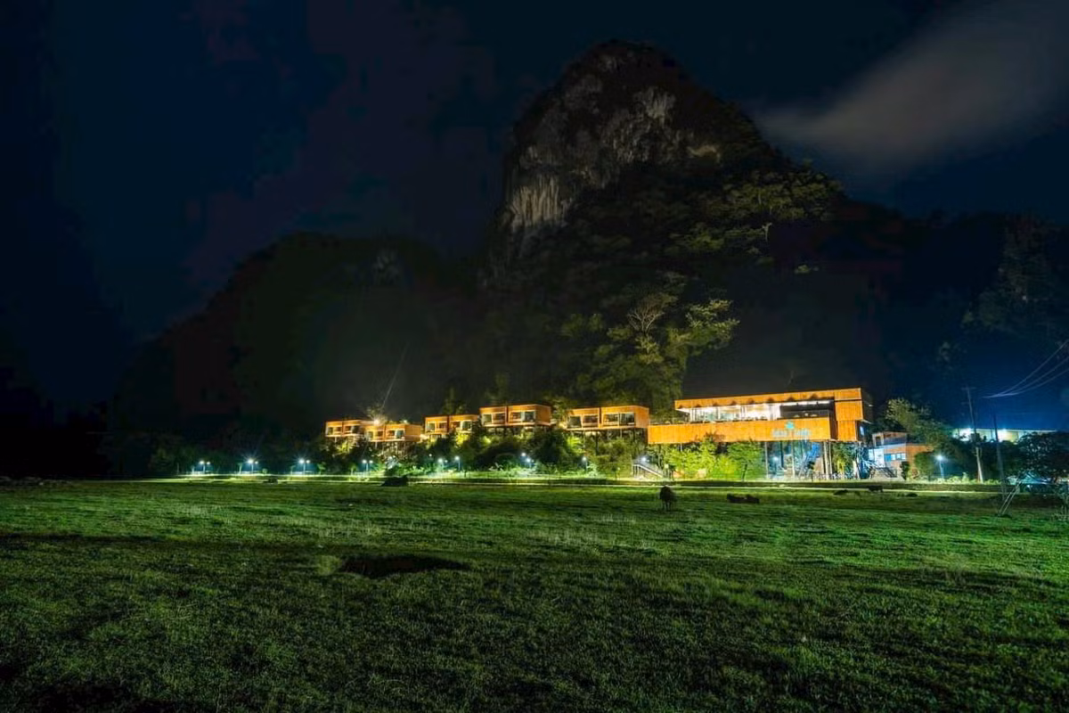 Từ một vùng được xem là “rốn lũ” Tân Hoá trở thành trung tâm du lịch của Quảng Bình, nhiều năm qua, Công ty Du lịch Chua Me Đất (Oxalis) cùng với chính quyền xã Tân Hóa, huyện Minh Hóa, Sở Du lịch Quảng Bình xây dựng chiến lược phát triển từng bước vững chắc cho Tân Hóa: Từ việc đưa người dân địa phương tham gia vào hoạt động du lịch đến việc từng bước đưa người dân làm chủ các dịch vụ mà họ cung cấp cho du khách.