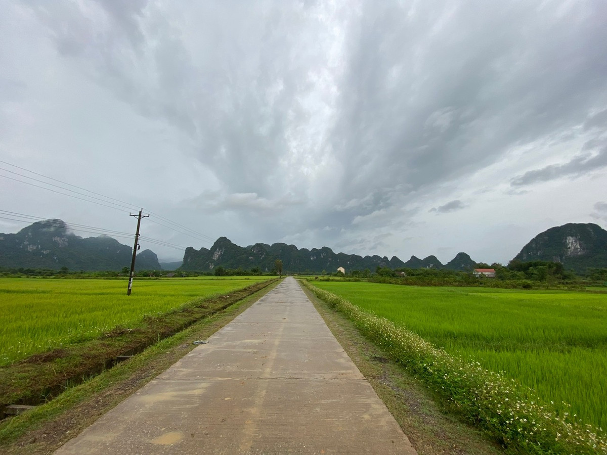 Điều đặc biệt ở làng du lịch tốt nhất thế giới lại được xem là “rốn lũ” của tỉnh Quảng Bình. Thế nhưng, bằng khát vọng vươn lên, chiến thắng thích ứng thiên nhiên, Tân Hoá được xem là điểm du lịch hấp dẫn đối với du khách trong và ngoài nước.