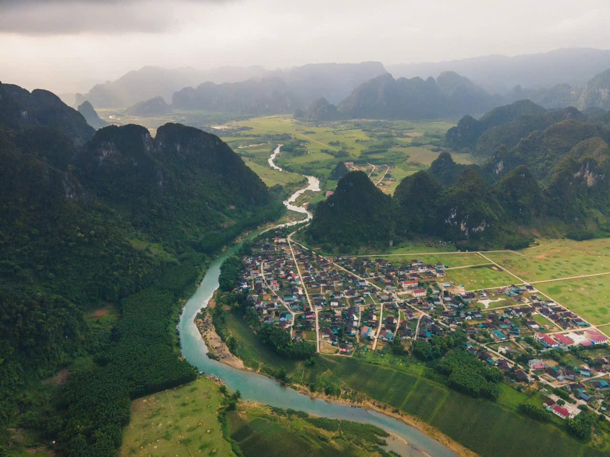 Đến Tân Hóa, du khách sẽ trải mình trong cảnh quan đẹp, trong lành, đặc sắc với vẻ đẹp hoang sơ của một làng quê yên bình. Ngoài ra, Tân Hoá còn là nới có hệ thống hang động Tú Làn gồm 10 hang động khác nhau với hệ thống thạch nhũ đẹp lung linh, huyền ảo. Cùng với nhiều món ăn ngon, con người Minh Hoá giàu lòng mến khách, đặc biệt là các lễ hội nơi đây sẽ là điểm độc đáo du khách trải nghiệm.