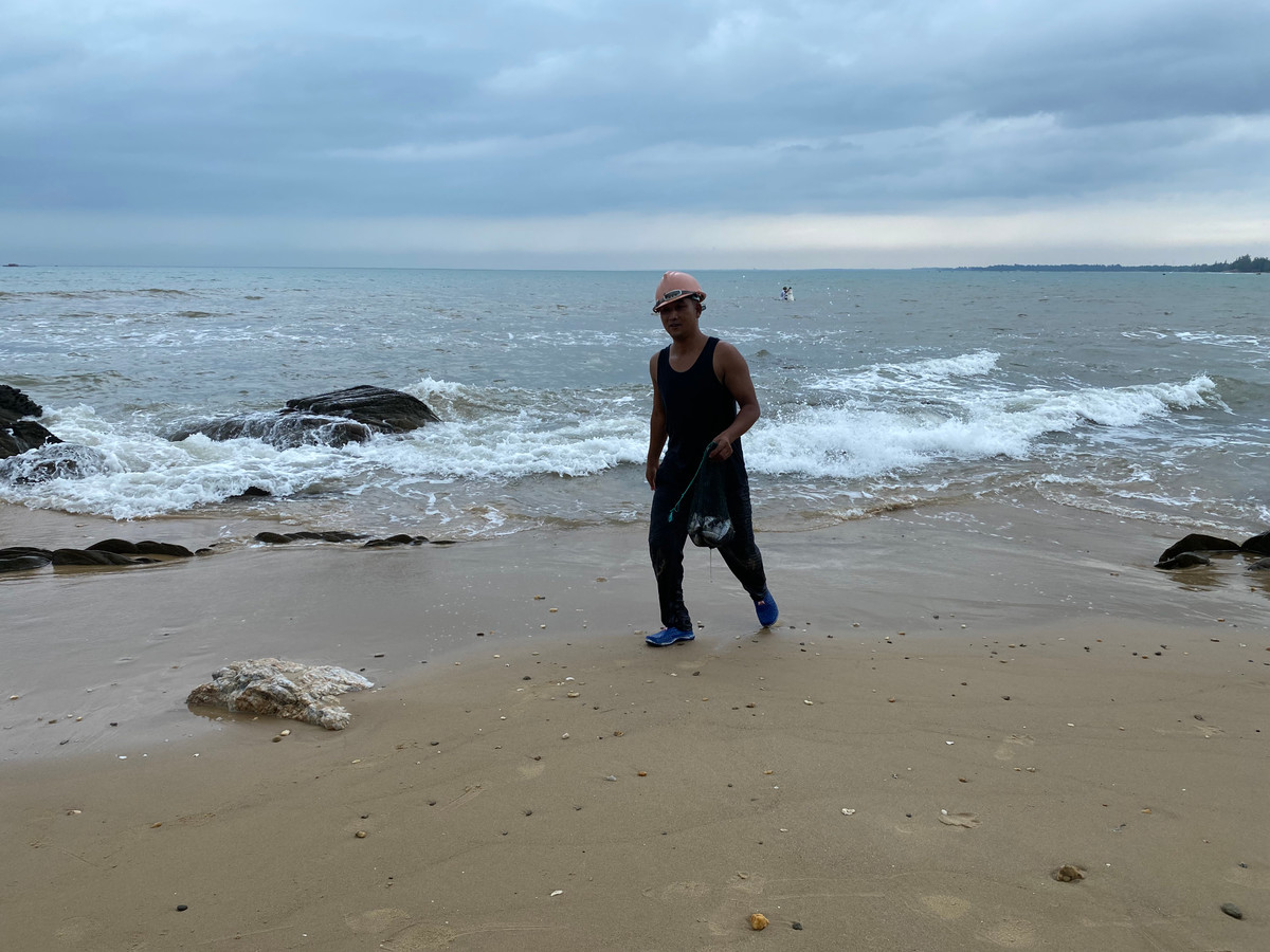 Sau hơn 30 phút ngâm mình dưới biển, trên tay anh Tưởng Văn Hà (xã Quảng Đông) là những chú cá đối tươi ngon. Anh Hà cho biết, sáng nay 10h anh cùng một số người dân mang lưới ra đây để săn cá đối.