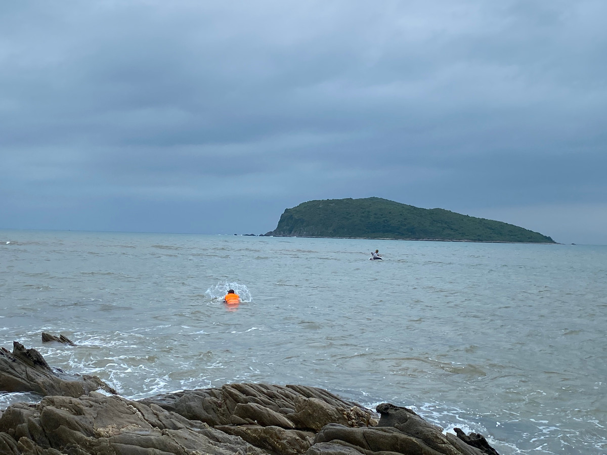 Tại đây, phóng viên bắt gặp hai tay lưới đang bập bềnh theo con sóng lớn để săn cá đối, khá vất vả gian nan.