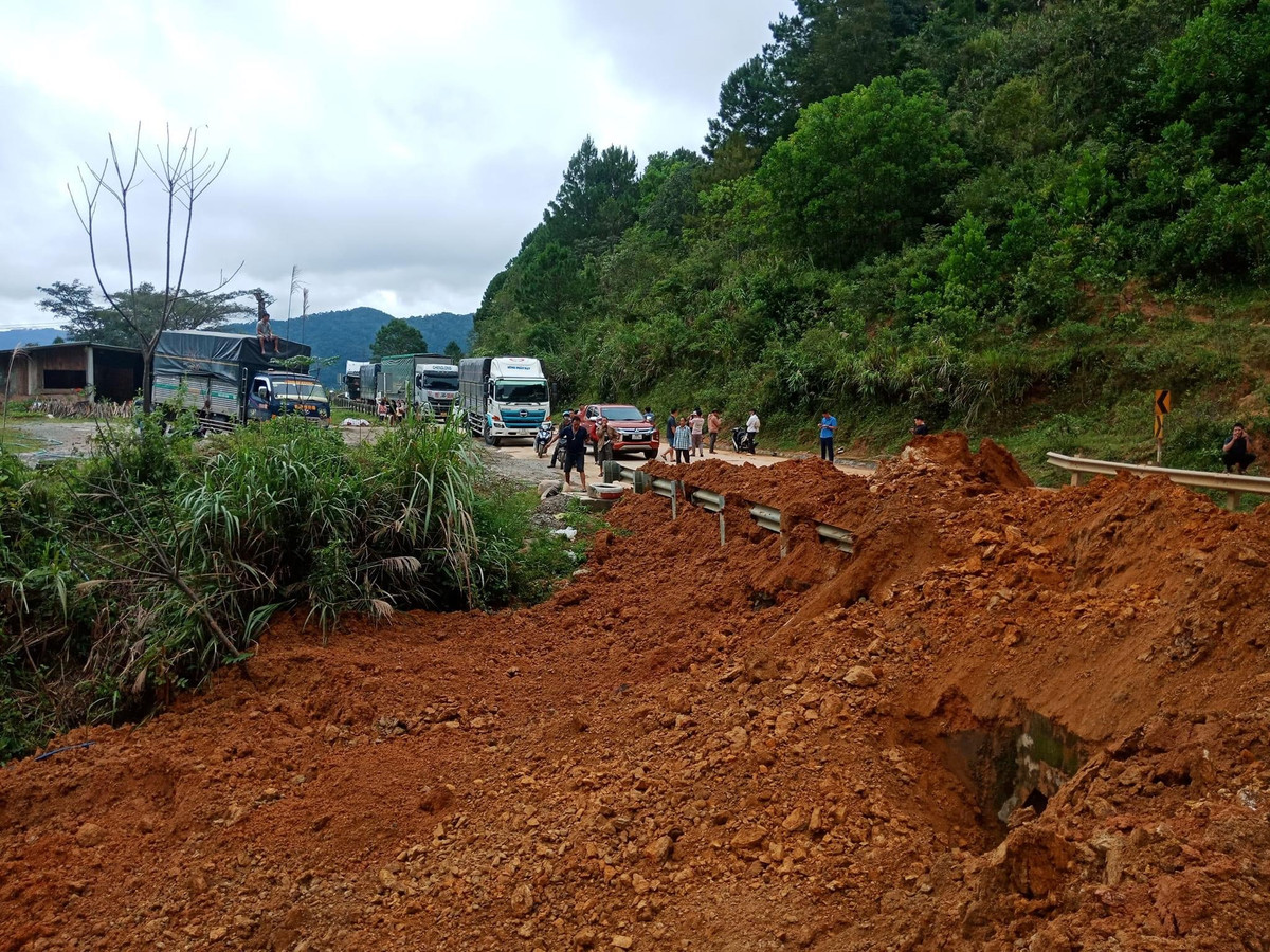 Vụ sạt đã vùi lấp tuyến đường, hiện chưa rõ có thiệt hại về người và phương tiện hay không, trong khi khối lượng đất vùi khá lớn.