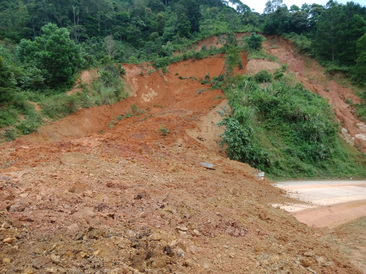 Vụ sạt lở xảy ra ngay trong chiều 18/10, tại vị trí Km 1425 đường Hồ Chí Minh thuộc đèo Lò Xo, đoạn qua huyện Đăk Glei tỉnh Kon Tum.