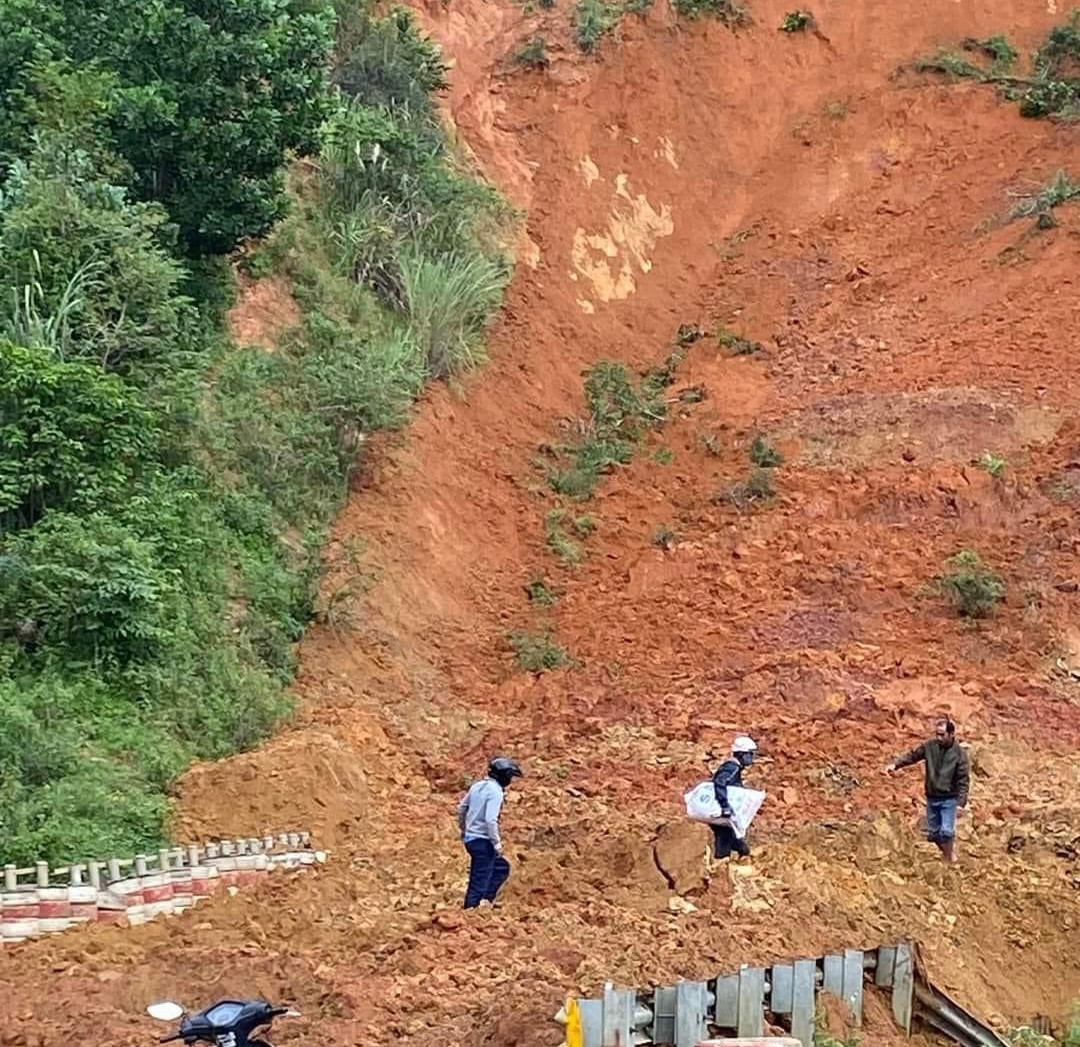 Nhiều người dân vẫn bất chấp nguy hiểm cố gắng vượt qua điểm sạt lở.