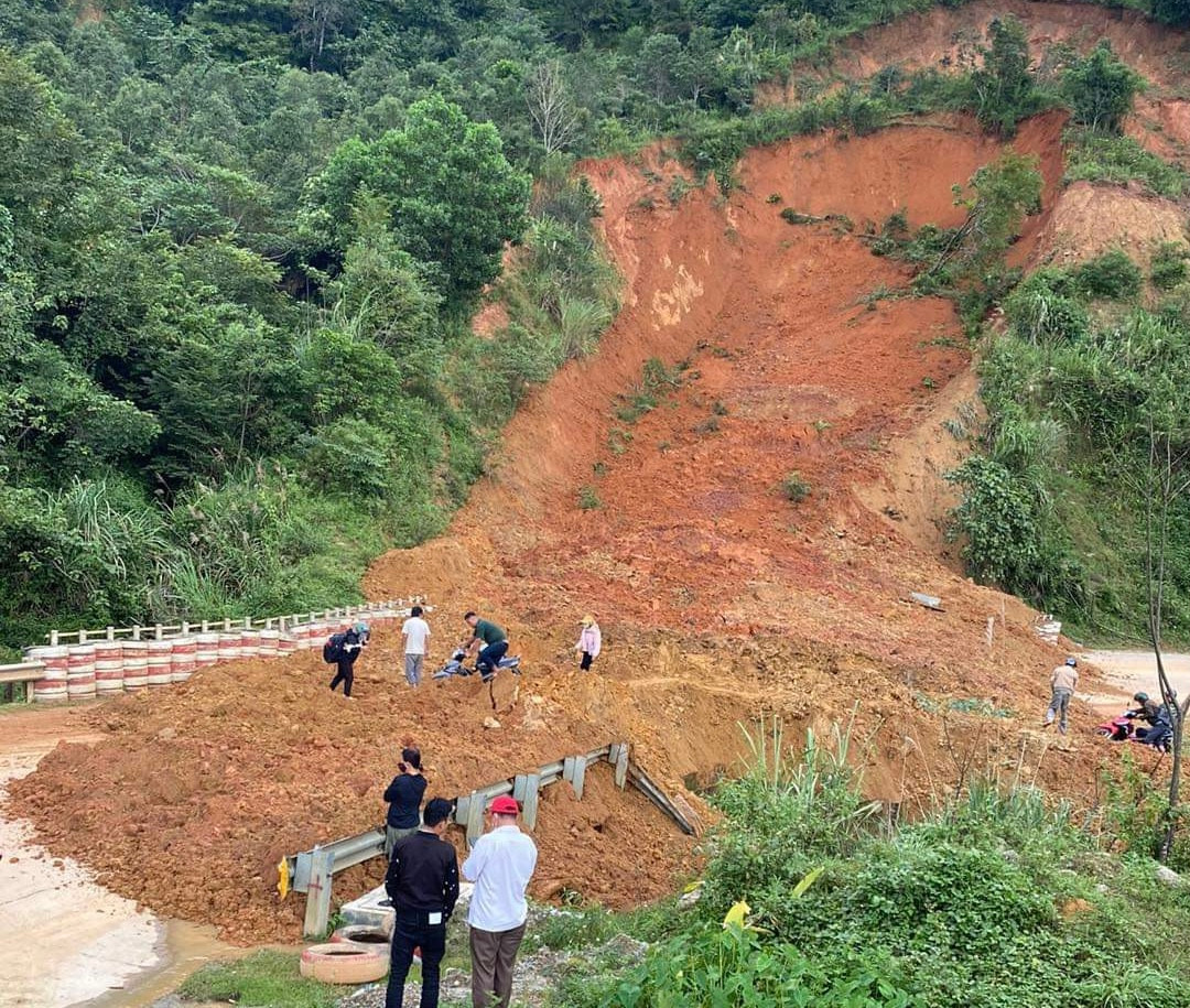 Tại hiện trường, một khối lượng lớn đất trên quả đồi đã sạt xuống vùi lấp mặt đường, khiến giao thông bị ách tắc hoàn toàn.