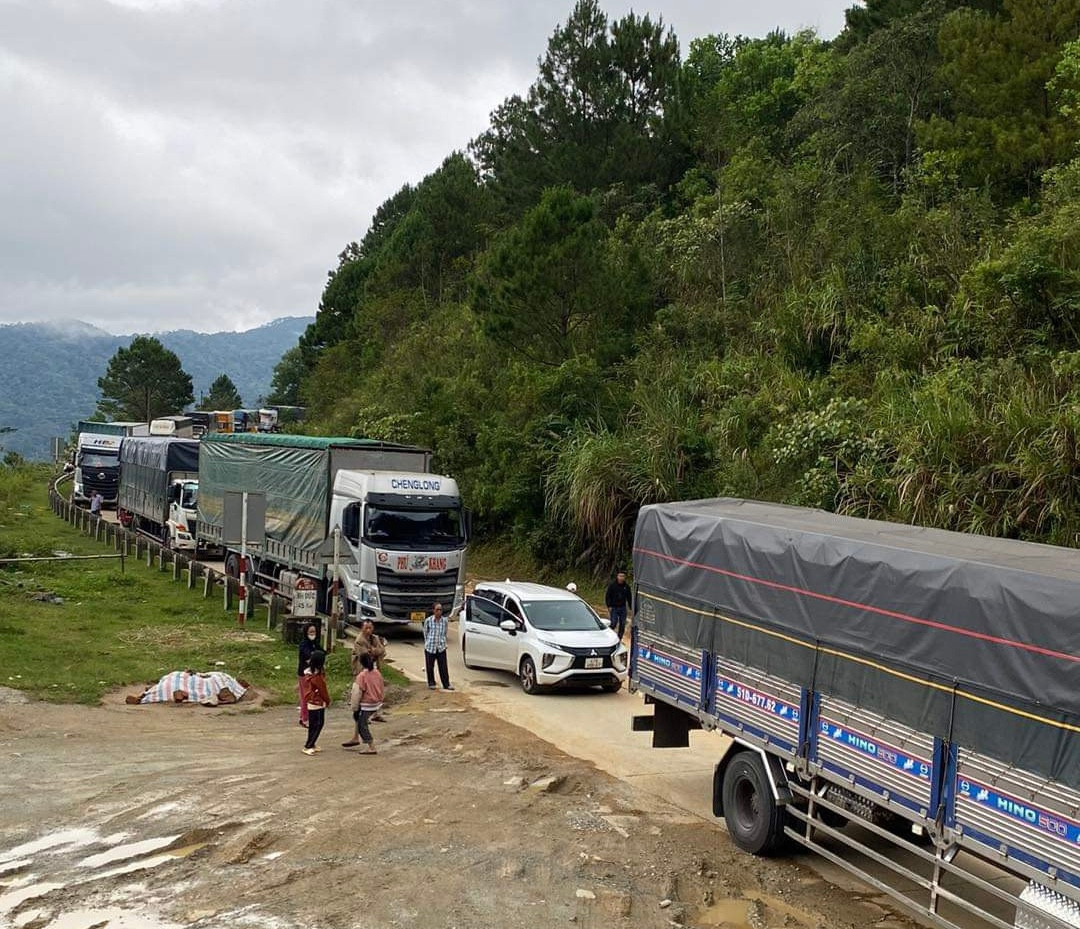 Do đường đã bị đất vùi lấp khiến hàng dài phương tiện lưu thông qua đây bị ùn tắc 