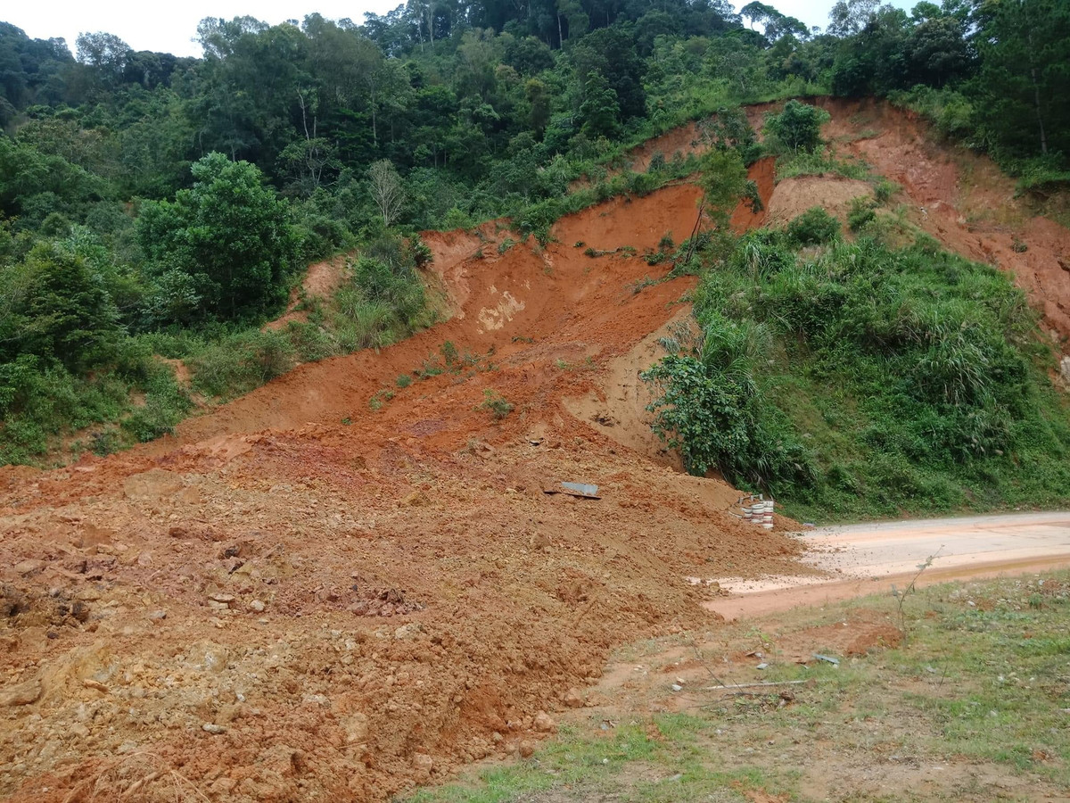 Hiện trường điểm sạt, phía trên ngọn đồi đã xuất hiện các vết nứt lớn. Theo thông tin từ một cán bộ phòng CSGT Công an tỉnh Kon Tum, hiện lực lượng chức năng đang tập trung khắc phục điểm sạt để sớm thông đường.