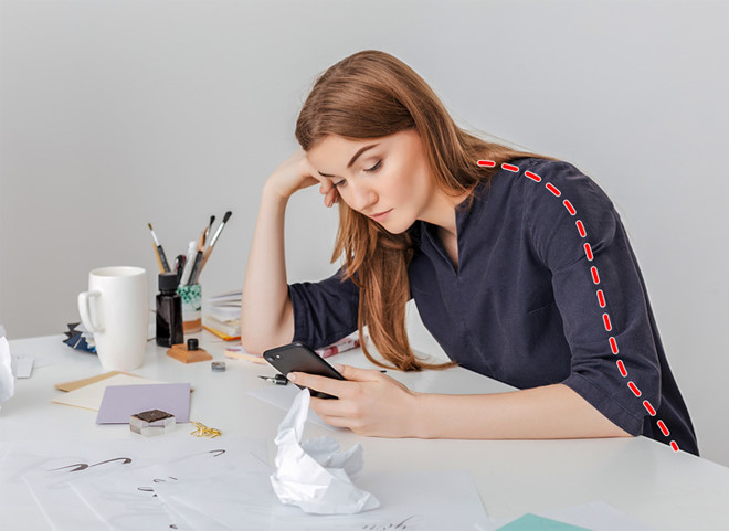 Sử dụng điện thoại: Nhiều nghiên cứu cho thấy việc đọc một tin nhắn văn bản đơn giản có thể đặt một áp lực tương đương 20,4 kg lên cột sống. Các nhà khoa học ước tính trung bình mọi người sử dụng điện thoại 2-4 giờ mỗi ngày, có nghĩa là cổ bị cong từ 700 tới 1.400 giờ mỗi năm. Điều đó cho thấy sử dụng điện thoại liên tục như vậy sẽ dẫn đến cong vẹo cột sống nghiêm trọng và mãn tính. Tất nhiên, bạn không thể ngừng sử dụng điện thoại vì chúng giúp cuộc sống dễ dàng hơn rất nhiều. Nhưng ít nhất, bạn có thể chú ý kiểm soát tư thế khi sử dụng điện thoại.