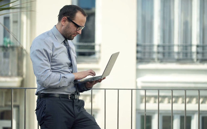 Làm việc đứng: Bạn thường nghe nói ngồi quá nhiều là có hại, nhưng thậm chí đứng mọi lúc cũng gây ra nhiều vấn đề sức khỏe. Chỉ cần đứng sai cách cũng có thể tác động rất lớn đến tình trạng của cổ, cột sống và vai, gây đau mãn tính và cong vẹo nghiêm trọng. Để tránh tư thế xấu, bạn cần đứng, ngồi và nằm bằng những cách ít gây căng cơ và dây chằng nhất.