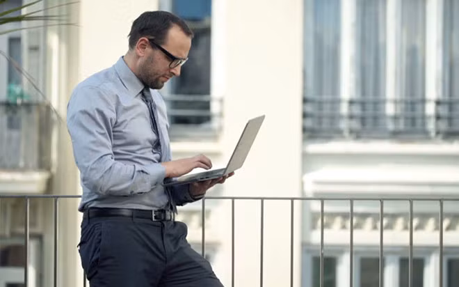 Làm việc đứng: Bạn thường nghe nói ngồi quá nhiều là có hại, nhưng thậm chí đứng mọi lúc cũng gây ra nhiều vấn đề sức khỏe. Chỉ cần đứng sai cách cũng có thể tác động rất lớn đến tình trạng của cổ, cột sống và vai, gây đau mãn tính và cong vẹo nghiêm trọng. Để tránh tư thế xấu, bạn cần đứng, ngồi và nằm bằng những cách ít gây căng cơ và dây chằng nhất.