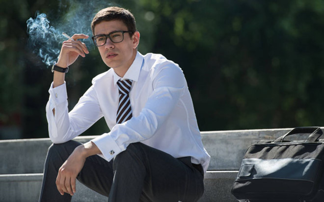 Hút thuốc: Theo Health&amp;Fitness, đây là thói quen nguy hiểm có thể gây ra nhiều tổn thương cho cơ thể. Nhưng không phải ai cũng biết rằng hút thuốc thực sự có thể gây ra các vấn đề về cột sống và lưng . Nicotine làm gián đoạn lưu lượng máu bình thường quanh tủy sống, gây mất nước và khiến tủy sống khó hấp thụ các chất dinh dưỡng cần thiết để duy trì sự chắc khỏe.