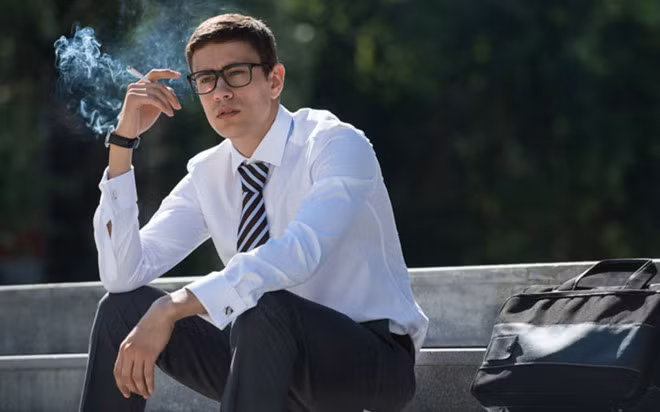 Hút thuốc: Theo Health&amp;Fitness, đây là thói quen nguy hiểm có thể gây ra nhiều tổn thương cho cơ thể. Nhưng không phải ai cũng biết rằng hút thuốc thực sự có thể gây ra các vấn đề về cột sống và lưng . Nicotine làm gián đoạn lưu lượng máu bình thường quanh tủy sống, gây mất nước và khiến tủy sống khó hấp thụ các chất dinh dưỡng cần thiết để duy trì sự chắc khỏe.