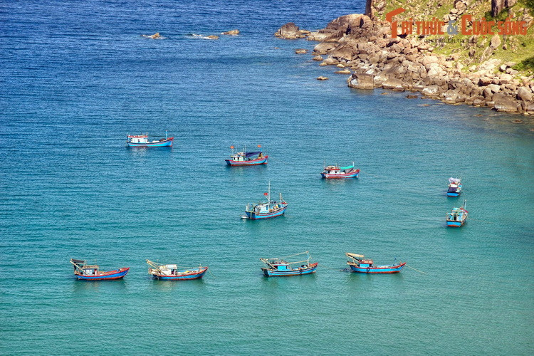 Bên cảnh vẻ đẹp tự nhiên, sự hiện diện của con người cũng có vai trò điểm tô, khiến cảnh sắc trời - biển - núi ở đẻo Cả thêm phần cuốn hút...