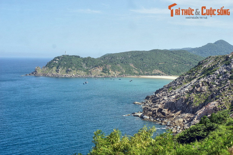 Địa danh nổi bật gắn với đèo Cả là Mũi Đại Lãnh hay Mũi Điện. Là một mũi đất nhô ra biển từ một nhánh của dãy núi Đèo Cả, mũi Đại Lãnh là một trong những nơi đón bình minh đầu tiên trên đất liền của lãnh thổ Việt Nam.