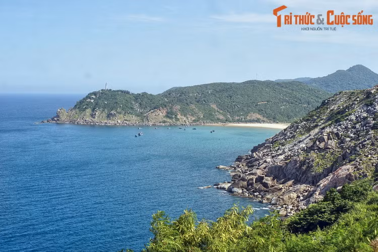 Địa danh nổi bật gắn với đèo Cả là Mũi Đại Lãnh hay Mũi Điện. Là một mũi đất nhô ra biển từ một nhánh của dãy núi Đèo Cả, mũi Đại Lãnh là một trong những nơi đón bình minh đầu tiên trên đất liền của lãnh thổ Việt Nam.