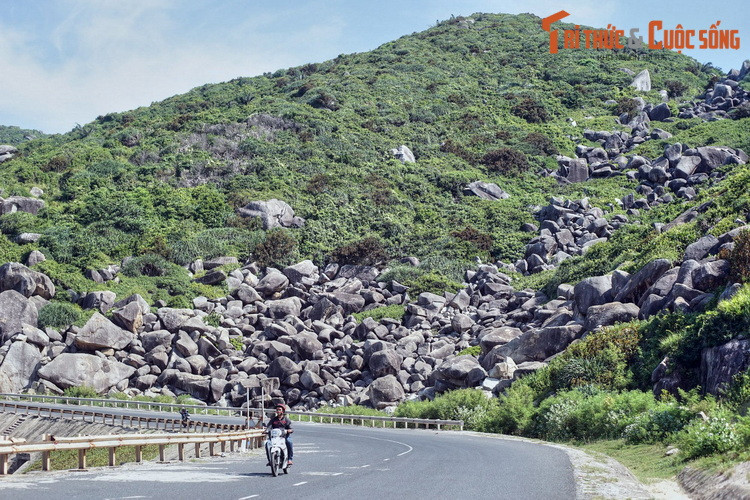 Từng là ranh giới Đại Việt - Chiêm Thành, đèo Cả đã chứng kiến nhiều cuộc xung đột giữa hai vương quốc trong quá khứ. Đây cũng là địa điểm xảy ra nhiều cuộc giao chiến giữa chúa Nguyễn và anh em Tây Sơn những năm 1771-1802, giữa Việt Minh và Pháp trong kháng chiến chống Pháp.