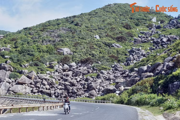 Từng là ranh giới Đại Việt - Chiêm Thành, đèo Cả đã chứng kiến nhiều cuộc xung đột giữa hai vương quốc trong quá khứ. Đây cũng là địa điểm xảy ra nhiều cuộc giao chiến giữa chúa Nguyễn và anh em Tây Sơn những năm 1771-1802, giữa Việt Minh và Pháp trong kháng chiến chống Pháp.