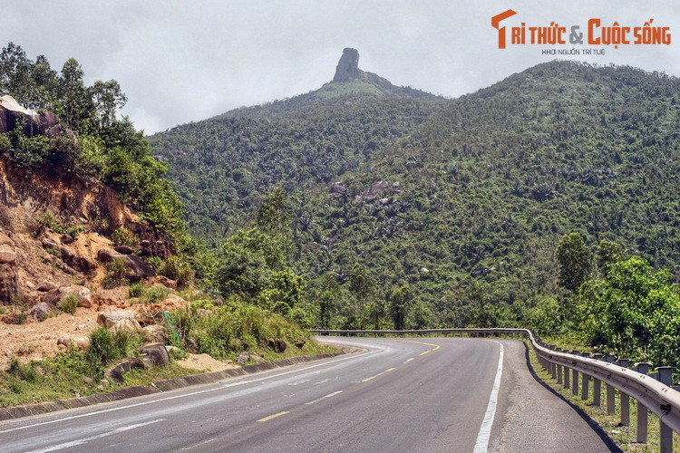 Từ nhiều vị trí trên đèo Cả, có thể quan sát Đá Bia, một biểu tượng của mảnh đất Phú Yên. Tảng đá có hình dạng như một bia đá khổng lồ này chính là cột mốc đánh dấu ranh giới biên cương Đại Việt trong quá khứ.